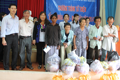 Khanh Viet Corporation, Khatoco Garment Enterprise offer 150 gifts to the poor