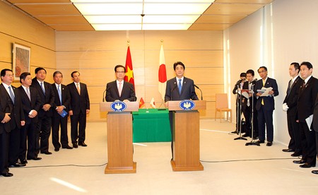 Hai Thủ tướng gặp gỡ báo chí sau hội đàm. Ảnh: VGP/Nhật Bắc