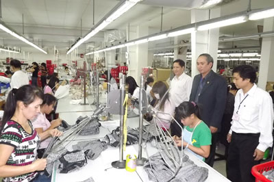 Đại diện Liên đoàn Lao động tỉnh thăm hỏi điều kiện việc làm, thu nhập của công nhân ở Khu Công nghiệp Suối Dầu.