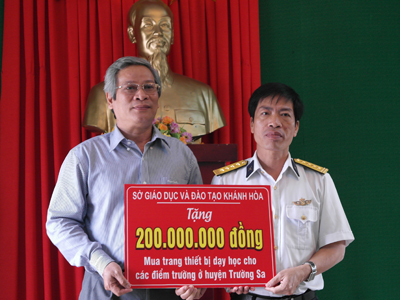 Sở Giáo dục - Đào tạo Khánh Hòa trao tặng 200 triệu đồng cho UBND huyện Trường Sa