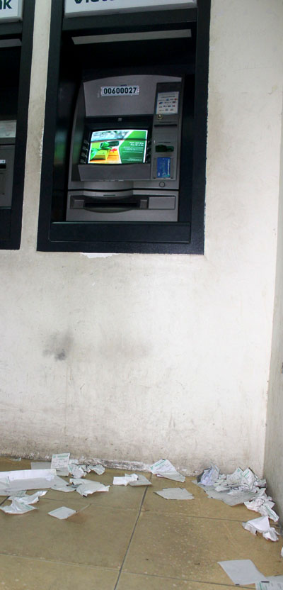 Hầu hết hóa đơn được in tại các máy ATM đều trở thành rác và làm các điểm đặt máy này trở nên nhếch nhác (ảnh chụp tại một máy ATM trên đường Thái Nguyên TP. Nha Trang).