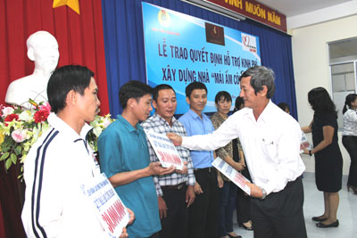 Trao 360 triệu đồng cho công nhân nghèo xây nhà "Mái ấm công đoàn"