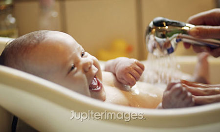 Tắm nước nóng giúp trẻ giảm triệu chứng tự kỷ