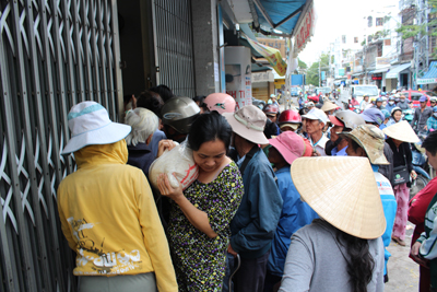 Chen nhau nhận gạo từ thiện