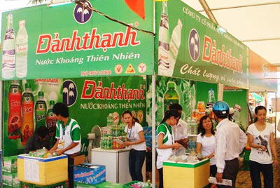 Tại các hội chợ, sản phẩm của Công ty Cổ phần Nước khoáng Khánh Hòa được người tiêu dùng chú ý.