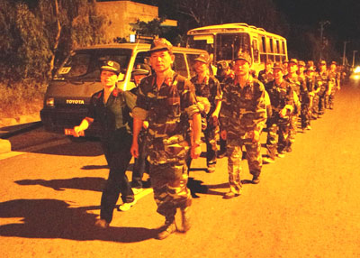 Nữ quân nhân hành quân đêm cùng đồng đội.