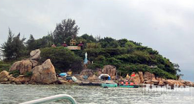 Lạ lùng Hòn Đỏ