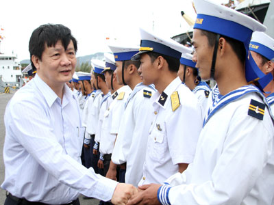 Tiễn đoàn công tác ra Trường Sa