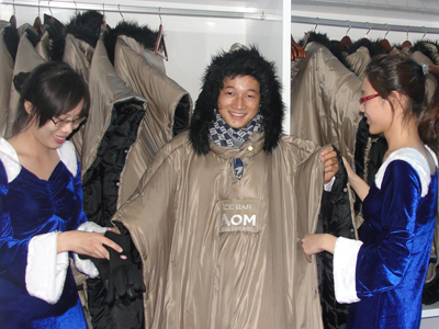 Để bước vào quầy bar đặc biệt này, khách được trang bị cẩn thận từ áo choàng lông mềm mại, giày ủng ấm áp, găng tay, khăn quàng cổ