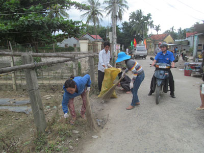 Thu gom rác tại thôn Tây.