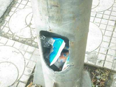 Trụ điện hay thùng rác?