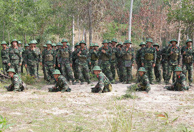 Chiến sĩ mới Tiểu đoàn 460 huấn luyện trên thao trường.