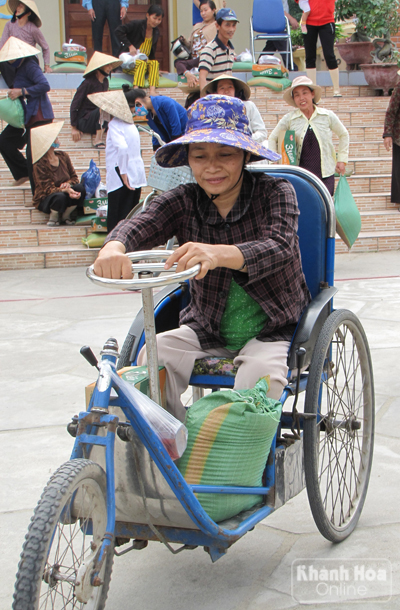 Những phần quà làm ấm lòng chị Nguyễn Thị Tới và người dân nghèo.