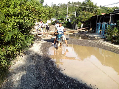 Các doanh nghiệp cần sớm sửa chữa đường