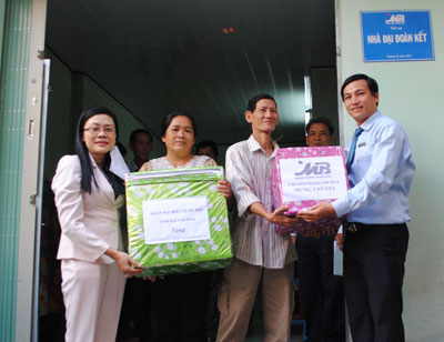 Bàn giao nhà đại đoàn kết cho hộ nghèo