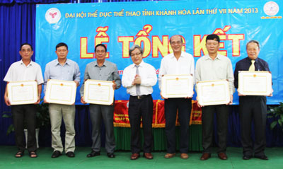 Khen thưởng 25 tập thể và cá nhân xuất sắc