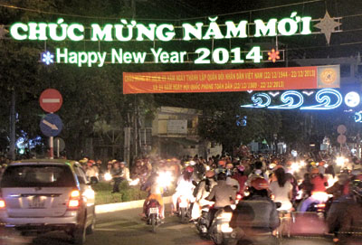 Sáng lung linh dòng chữ đón chào năm mới trên đường Thái Nguyên.