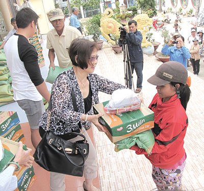 Bà Tăng Thị Tiện vui khi về nghỉ Tết Tây và được tận tay trao quà cho người nghèo  (Ảnh chụp tại nhà thờ Giáo xứ Tân Bình, xã Cam Hòa, huyện Cam Lâm).