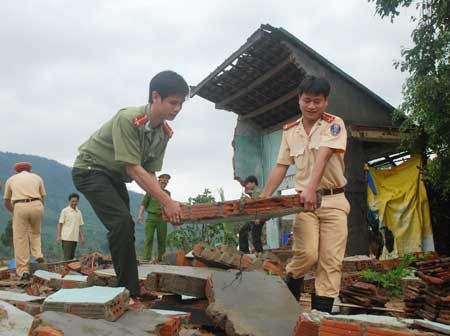 Các chiến sỹ công an giúp dân khắc phục hậu quả thiên tai.