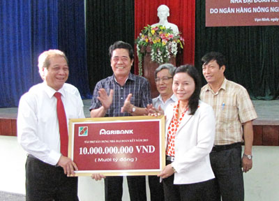 Bàn giao 286 nhà đại đoàn kết cho hộ nghèo