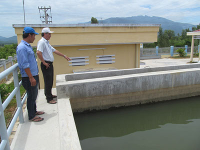 Kiểm tra hệ thống xử lý nước sạch tại Trung tâm Nước sạch và Vệ sinh môi trường nông thôn. 