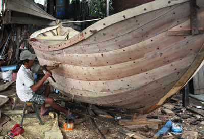 Nghề đóng thuyền gỗ đang gặp khó