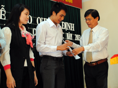 Trao quyết định tuyển dụng công chức, viên chức khối đảng, đoàn thể năm 2013