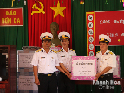 Thăm, chúc Tết cán bộ, chiến sĩ đảo Sơn Ca