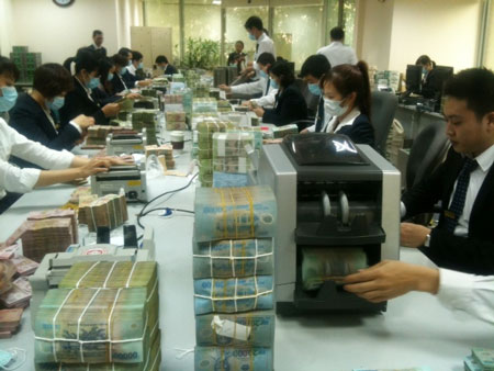 Giảm tiếp lãi suất vay, ổn định vị thế đồng tiền Việt Nam