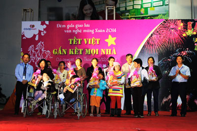 Tặng 20 suất quà cho nạn nhân chất độc da cam