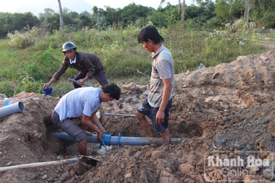 Xuân sang dòng nước theo về…