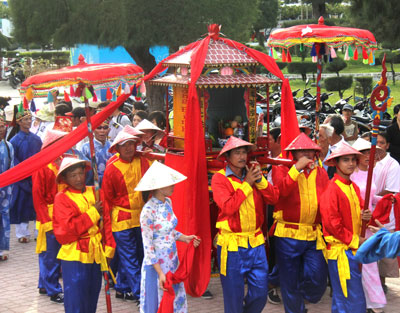 Rước linh vị ông Ngư trong lễ hội Cầu Ngư. 