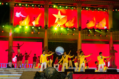 Chương trình biểu diễn nghệ thuật tại Festival biển Nha Trang 2013. Ảnh: Trần Minh Ngọc