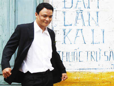 Có một người vừa đi qua phố!