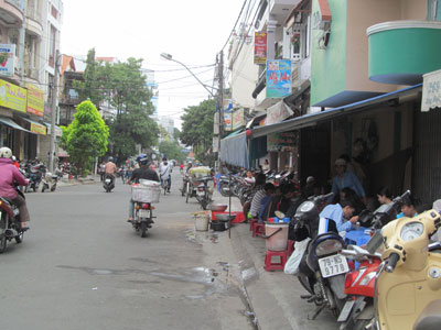 Việc dành một phần vỉa hè để buôn bán tại TP. Nha Trang: Còn nhiều khó khăn