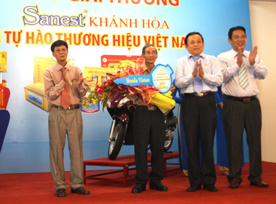 Trao giải chương trình khuyến mãi &quot;Sanest Khánh Hòa niềm tự hào thương hiệu Việt Nam&quot;