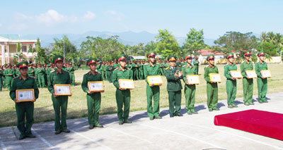  QS: Đại tá Huỳnh Kim Lê, Phó Chỉ huy trưởng Bộ Chỉ huy Quân sự tỉnh trao giấy chứng nhận hoàn thành nghĩa vụ quân sự và quà cho các quân nhân xuất sắc.