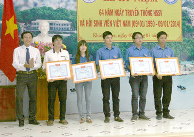 Hơn 500 sinh viên tham dự lễ kỷ niệm Ngày truyền thống học sinh, sinh viên