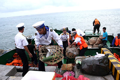 Chuyển hàng, quà Tết lên đảo Đá Thị.