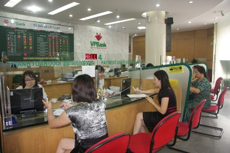 Ngân hàng hút khách bằng khuyến mãi