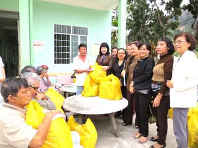 Hội Doanh nhân nữ tặng quà cho bệnh nhân phong.