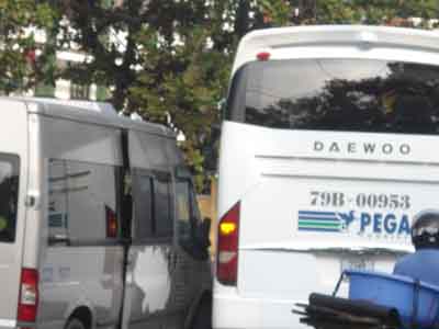 Cần chấn chỉnh xe du lịch phóng nhanh, vượt ẩu trong thành phố