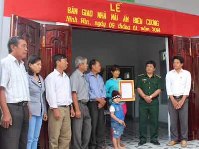 Trao 2 nhà mái ấm biên cương cho người nghèo