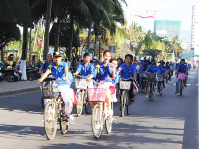 Tuổi trẻ TP. Nha Trang diễu hành xe đạp “Bảo vệ môi trường - thành phố Nha Trang không khói thuốc lá”.