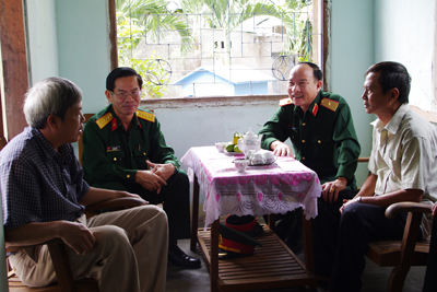 Bộ Tư lệnh Quân khu 5 tặng quà Tết cho đối tượng chính sách