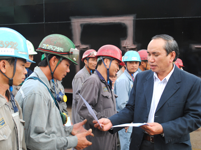 Đại diện Liên đoàn Lao động tỉnh tặng quà cho công nhân Công ty TNHH Nhà máy tàu biển Hyundai Vinashin.