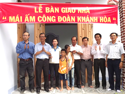 Quỹ “Mái ấm Công đoàn Khánh Hòa” nhân thêm niềm vui cho 18 gia đình công nhân nghèo.
