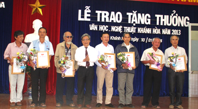 Đồng chí Lê Xuân Thân trao giải B cho các tác giả.