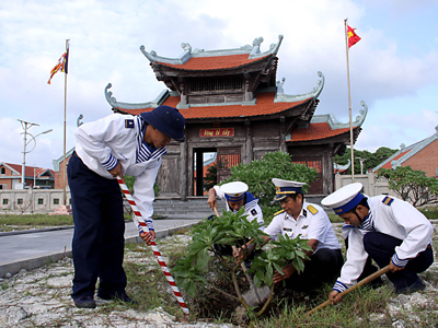 Trồng cây lưu niệm ở xã đảo Song Tử Tây