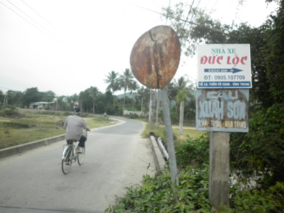 Hình ảnh không đẹp trên cầu Xuân Sơn